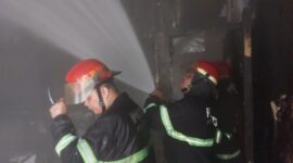 Petugas Damkar Padang memadamkan api di KPP Pratama Padang Satu, Minggu (20/4/2025). (Foto: Dinas Damkar Padang)