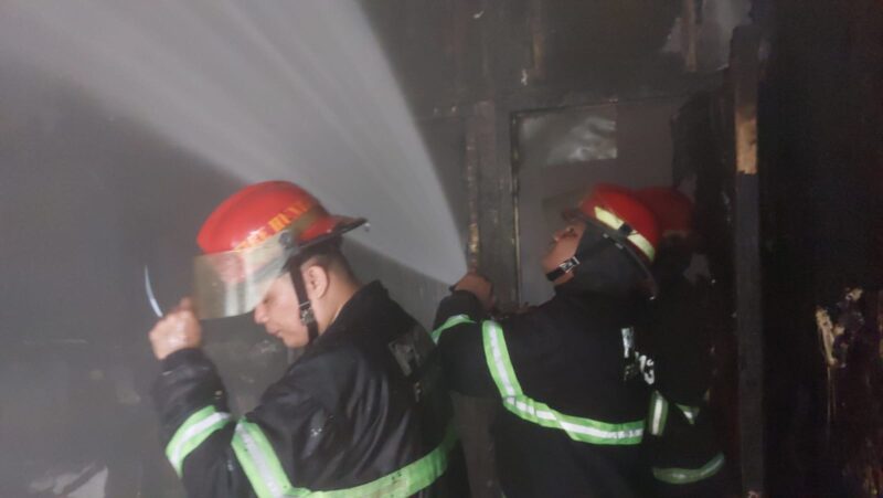 Petugas Damkar Padang memadamkan api di KPP Pratama Padang Satu, Minggu (20/4/2025). (Foto: Dinas Damkar Padang)