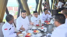 Wali Kota Fadly Amran bersama Wawako Maigus Nasir dan jajaran menggelar pertemuan dengan Direktur Sungai dan Pantai Ditjen SDA Kementerian PUPR, Dwi Purwantoro serta Kepala BWS Sumatera V Padang, Naryo Widodo, di Hotel Santika Padang, Rabu (23/4/2025). (Foto: Prokopim Padang)