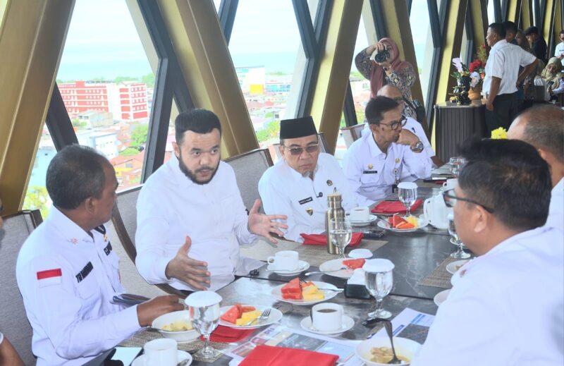 Wali Kota Fadly Amran bersama Wawako Maigus Nasir dan jajaran menggelar pertemuan dengan Direktur Sungai dan Pantai Ditjen SDA Kementerian PUPR, Dwi Purwantoro serta Kepala BWS Sumatera V Padang, Naryo Widodo, di Hotel Santika Padang, Rabu (23/4/2025). (Foto: Prokopim Padang)