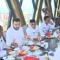 Wali Kota Fadly Amran bersama Wawako Maigus Nasir dan jajaran menggelar pertemuan dengan Direktur Sungai dan Pantai Ditjen SDA Kementerian PUPR, Dwi Purwantoro serta Kepala BWS Sumatera V Padang, Naryo Widodo, di Hotel Santika Padang, Rabu (23/4/2025). (Foto: Prokopim Padang)