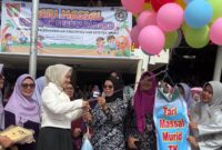 Bunda PAUD Kota Padang, Ny. dr. Dian Puspita Fadly Amran, Sp.JP menghadiri tari massal murid TK se-Kota Padang di RTH Imam Bonjol, Kamis (24/4/2025). (Foto: Prokopim Padang)