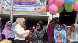 Bunda PAUD Kota Padang, Ny. dr. Dian Puspita Fadly Amran, Sp.JP menghadiri tari massal murid TK se-Kota Padang di RTH Imam Bonjol, Kamis (24/4/2025). (Foto: Prokopim Padang)