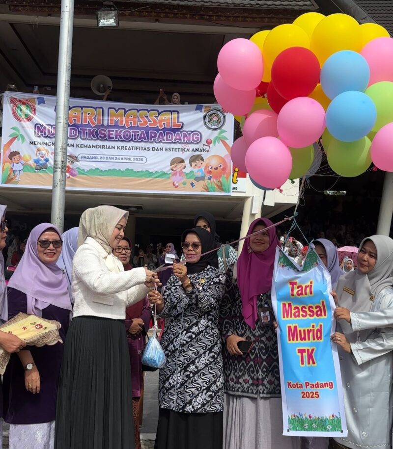 Bunda PAUD Kota Padang, Ny. dr. Dian Puspita Fadly Amran, Sp.JP menghadiri tari massal murid TK se-Kota Padang di RTH Imam Bonjol, Kamis (24/4/2025). (Foto: Prokopim Padang)