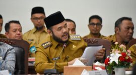 Wali Kota Padang, Fadly Amran menyampaikan aspirasi masyarakat Kota Padang kepada Menteri ATR/BPN pada Rakor Penguatan Pelayanan Pertanahan di Auditorium Gubernur Sumbar, Senin (28/4/2025). (Foto: Prokopim Padang)