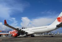 Pesawat Airbus 330 Lion Air yang akan membawa jemaah haji Embarkasi Padang sudah tiba di Padang. (Foto: Humas Kemenag Sumbar)