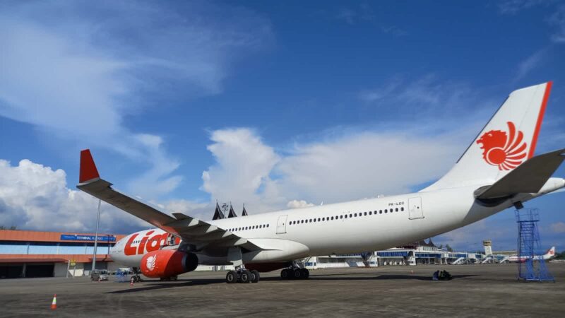 Pesawat Airbus 330 Lion Air yang akan membawa jemaah haji Embarkasi Padang sudah tiba di Padang. (Foto: Humas Kemenag Sumbar)
