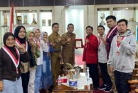 Pengurus dan kader DPC GMNI Solok Raya beraudiensi dengan Wali Kota Solok Ramadhani Kirana Putra dan jajaran, Senin (28/4/2025). (Foto: Ist)