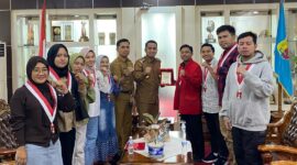 Pengurus dan kader DPC GMNI Solok Raya beraudiensi dengan Wali Kota Solok Ramadhani Kirana Putra dan jajaran, Senin (28/4/2025). (Foto: Ist)