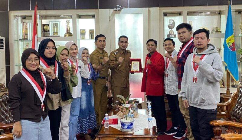 Pengurus dan kader DPC GMNI Solok Raya beraudiensi dengan Wali Kota Solok Ramadhani Kirana Putra dan jajaran, Senin (28/4/2025). (Foto: Ist)