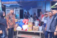 Wakil Wali Kota Payakumbuh, Elzadaswarman menyerahkan bantuan bagi korban kebakaran di Lingkungan Gantiang, RT 03/RW 02, Kelurahan Nunang Daya Bangun, Kecamatan Payakumbuh Barat, Sabtu (5/4/2025). (Foto: Pemko Payakumbuh)