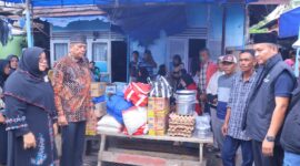 Wakil Wali Kota Payakumbuh, Elzadaswarman menyerahkan bantuan bagi korban kebakaran di Lingkungan Gantiang, RT 03/RW 02, Kelurahan Nunang Daya Bangun, Kecamatan Payakumbuh Barat, Sabtu (5/4/2025). (Foto: Pemko Payakumbuh)
