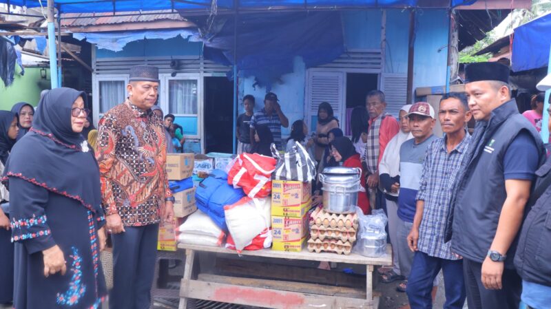 Wakil Wali Kota Payakumbuh, Elzadaswarman menyerahkan bantuan bagi korban kebakaran di Lingkungan Gantiang, RT 03/RW 02, Kelurahan Nunang Daya Bangun, Kecamatan Payakumbuh Barat, Sabtu (5/4/2025). (Foto: Pemko Payakumbuh)