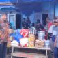 Wakil Wali Kota Payakumbuh, Elzadaswarman menyerahkan bantuan bagi korban kebakaran di Lingkungan Gantiang, RT 03/RW 02, Kelurahan Nunang Daya Bangun, Kecamatan Payakumbuh Barat, Sabtu (5/4/2025). (Foto: Pemko Payakumbuh)