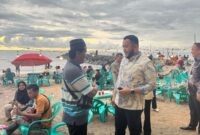 Wali Kota Padang Fadly Amran berbincang dengan pengunjung Pantai Padang, Minggu (6/4/2025). (Foto: Prokopim Padang)