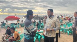Wali Kota Padang Fadly Amran berbincang dengan pengunjung Pantai Padang, Minggu (6/4/2025). (Foto: Prokopim Padang)