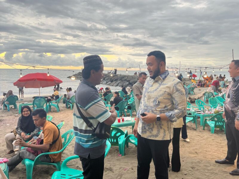 Wali Kota Padang Fadly Amran berbincang dengan pengunjung Pantai Padang, Minggu (6/4/2025). (Foto: Prokopim Padang)