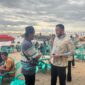 Wali Kota Padang Fadly Amran berbincang dengan pengunjung Pantai Padang, Minggu (6/4/2025). (Foto: Prokopim Padang)