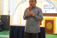 Wakil Wali Kota Padang Maigus Nasir menyampaikan sambutaan pada kegiatan wirid bulanan Pemko Padang di Masjid Nurul Iman, Jumat (11/4/2025). (Foto: Prokopim Padang) 