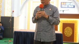 Wakil Wali Kota Padang Maigus Nasir menyampaikan sambutaan pada kegiatan wirid bulanan Pemko Padang di Masjid Nurul Iman, Jumat (11/4/2025). (Foto: Prokopim Padang) 