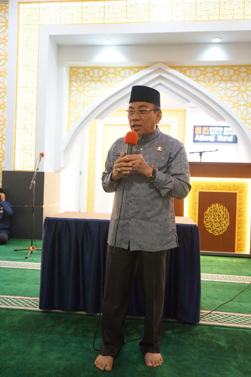 Wakil Wali Kota Padang Maigus Nasir menyampaikan sambutaan pada kegiatan wirid bulanan Pemko Padang di Masjid Nurul Iman, Jumat (11/4/2025). (Foto: Prokopim Padang) 