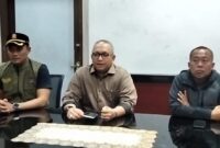 Sekda Kota Padang, Andree Algamar (tengah) saat memberikan keterangan pers di Mako Satpol Padang, Minggu (27/4/2025) dini hari.