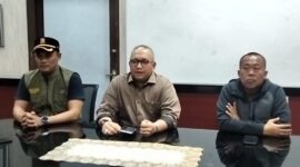Sekda Kota Padang, Andree Algamar (tengah) saat memberikan keterangan pers di Mako Satpol Padang, Minggu (27/4/2025) dini hari.