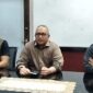 Sekda Kota Padang, Andree Algamar (tengah) saat memberikan keterangan pers di Mako Satpol Padang, Minggu (27/4/2025) dini hari.