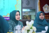 Ketua TP-PKK Kota Padang, Ny. dr. Dian Puspita Fadly Amran Sp.JP memimpin rapat kerja pengurus TP-PKK Kota Padang tahun 2025, di Gedung Putih Kediaman Resmi Wali Kota Padang, Rabu (16/4/2025). (Foto: Prokopim Padang)