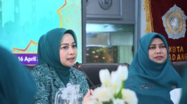 Ketua TP-PKK Kota Padang, Ny. dr. Dian Puspita Fadly Amran Sp.JP memimpin rapat kerja pengurus TP-PKK Kota Padang tahun 2025, di Gedung Putih Kediaman Resmi Wali Kota Padang, Rabu (16/4/2025). (Foto: Prokopim Padang)