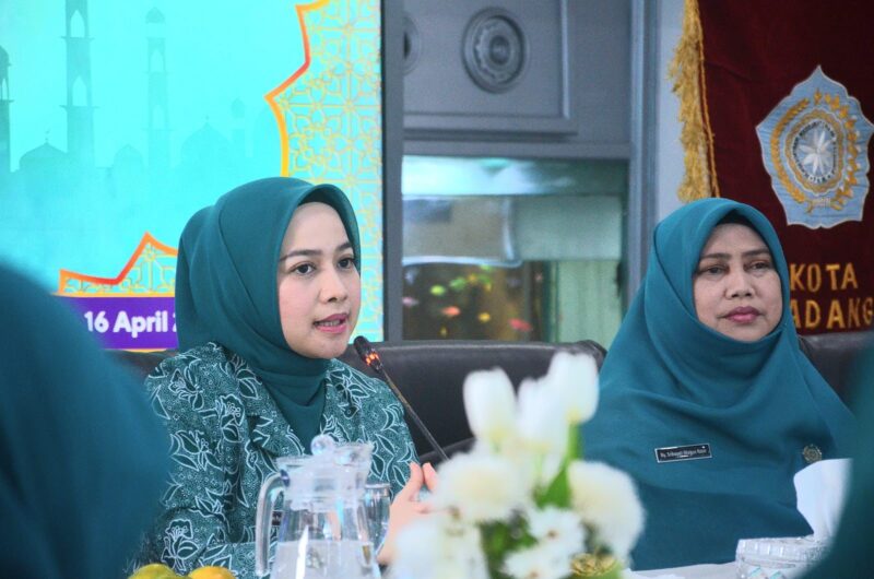 Ketua TP-PKK Kota Padang, Ny. dr. Dian Puspita Fadly Amran Sp.JP memimpin rapat kerja pengurus TP-PKK Kota Padang tahun 2025, di Gedung Putih Kediaman Resmi Wali Kota Padang, Rabu (16/4/2025). (Foto: Prokopim Padang)