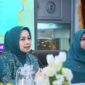 Ketua TP-PKK Kota Padang, Ny. dr. Dian Puspita Fadly Amran Sp.JP memimpin rapat kerja pengurus TP-PKK Kota Padang tahun 2025, di Gedung Putih Kediaman Resmi Wali Kota Padang, Rabu (16/4/2025). (Foto: Prokopim Padang)