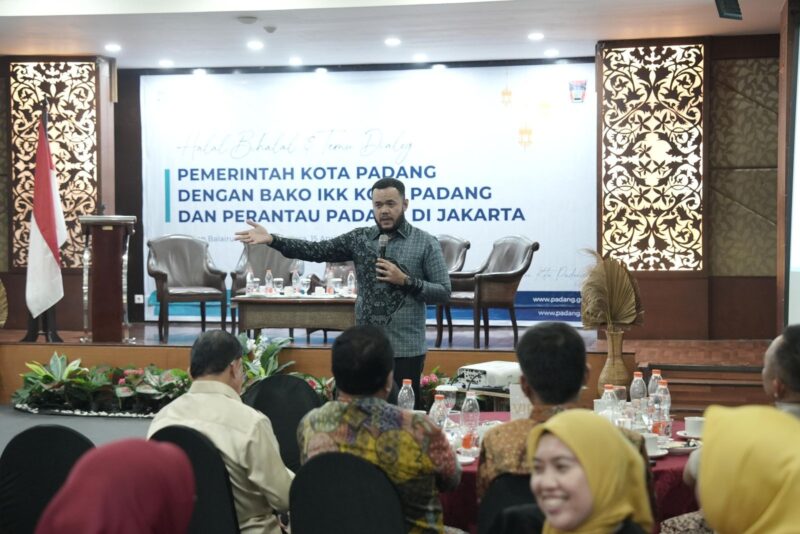 Wali Kota Padang Fadly Amran mengadakan silaturahmi dan halalbihalal Pemko Padang bersama Bako IKK dan perantau Padang di Jakarta, Selasa (15/4/2025). (Foto: Prokopim Padang)