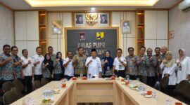 Wakil Wali Kota Padang Maigus Nasir menggelar pertemuan instansi vertical di Aula Kantor Dinas PUPR Kota Padang, Rabu (16/4/2025). (Foto: Prokopim Padang)