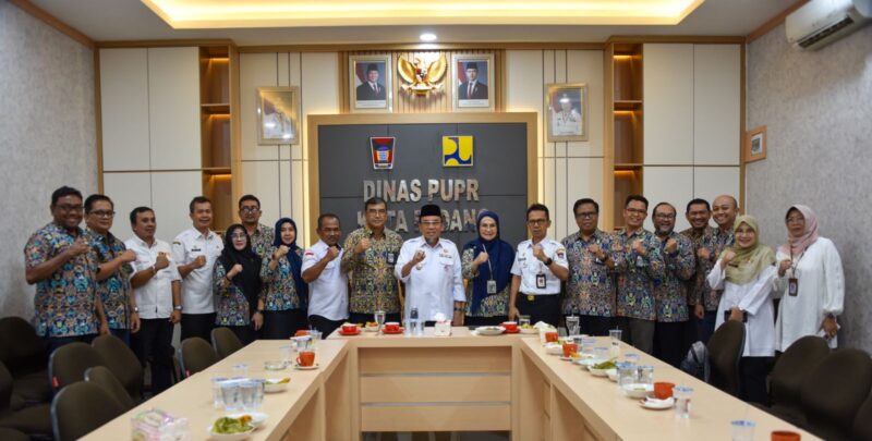 Wakil Wali Kota Padang Maigus Nasir menggelar pertemuan instansi vertical di Aula Kantor Dinas PUPR Kota Padang, Rabu (16/4/2025). (Foto: Prokopim Padang)
