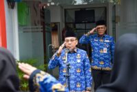 Wakil Wali Kota Padang, Maigus Nasir, memimpin apel pagi di DP3AP2KB Kota Padang pada Kamis (17/4/2025). (Foto: FB Diskominfo Padang)