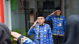 Wakil Wali Kota Padang, Maigus Nasir, memimpin apel pagi di DP3AP2KB Kota Padang pada Kamis (17/4/2025). (Foto: FB Diskominfo Padang)