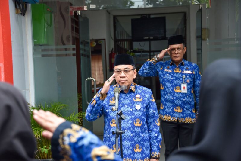 Wakil Wali Kota Padang, Maigus Nasir, memimpin apel pagi di DP3AP2KB Kota Padang pada Kamis (17/4/2025). (Foto: FB Diskominfo Padang)