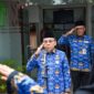 Wakil Wali Kota Padang, Maigus Nasir, memimpin apel pagi di DP3AP2KB Kota Padang pada Kamis (17/4/2025). (Foto: FB Diskominfo Padang)