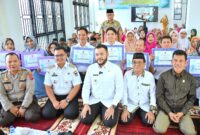 Wali Kota Padang Fadly Amran didampingi Wakil Wali Kota Maigus Nasir menyerahkan dana operasional triwulan I bagi RT/RW dan lainnya se-Kecamatan Padang Barat, di Kantor Camat Padang Barat, Rabu (9/4/2025). (Foto: Prokopim Padang)