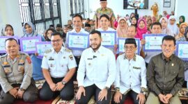 Wali Kota Padang Fadly Amran didampingi Wakil Wali Kota Maigus Nasir menyerahkan dana operasional triwulan I bagi RT/RW dan lainnya se-Kecamatan Padang Barat, di Kantor Camat Padang Barat, Rabu (9/4/2025). (Foto: Prokopim Padang)