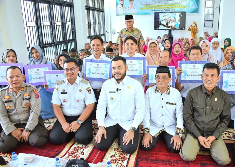 Wali Kota Padang Fadly Amran didampingi Wakil Wali Kota Maigus Nasir menyerahkan dana operasional triwulan I bagi RT/RW dan lainnya se-Kecamatan Padang Barat, di Kantor Camat Padang Barat, Rabu (9/4/2025). (Foto: Prokopim Padang)