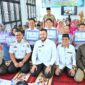 Wali Kota Padang Fadly Amran didampingi Wakil Wali Kota Maigus Nasir menyerahkan dana operasional triwulan I bagi RT/RW dan lainnya se-Kecamatan Padang Barat, di Kantor Camat Padang Barat, Rabu (9/4/2025). (Foto: Prokopim Padang)