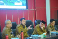 Wali Kota Padang Fadly Amran memberikan pengarahan kepada pejabat pimpinan tinggi pratama dan administrator Pemko Padang, Senin (21/4/2025). (Foto: Prokopim Padang)