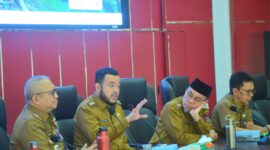 Wali Kota Padang Fadly Amran memberikan pengarahan kepada pejabat pimpinan tinggi pratama dan administrator Pemko Padang, Senin (21/4/2025). (Foto: Prokopim Padang)