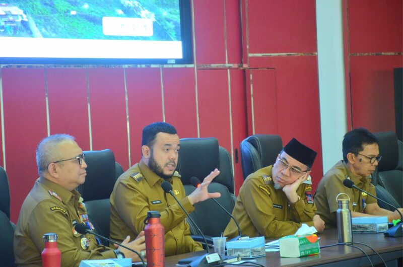 Wali Kota Padang Fadly Amran memberikan pengarahan kepada pejabat pimpinan tinggi pratama dan administrator Pemko Padang, Senin (21/4/2025). (Foto: Prokopim Padang)