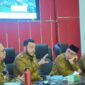 Wali Kota Padang Fadly Amran memberikan pengarahan kepada pejabat pimpinan tinggi pratama dan administrator Pemko Padang, Senin (21/4/2025). (Foto: Prokopim Padang)