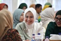 Istri Wali Kota Padang Ny. dr. Dian Puspita Fadly Amran, Sp.Jp menghadiri halalbihalal Iskada se-Sumbar di Auditorium Gubernur Sumbar, Senin (14/4/2025). (Foto: Prokopim Padang)