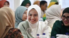 Istri Wali Kota Padang Ny. dr. Dian Puspita Fadly Amran, Sp.Jp menghadiri halalbihalal Iskada se-Sumbar di Auditorium Gubernur Sumbar, Senin (14/4/2025). (Foto: Prokopim Padang)