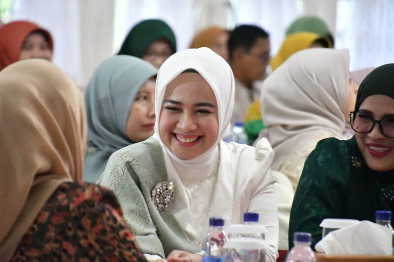 Istri Wali Kota Padang Ny. dr. Dian Puspita Fadly Amran, Sp.Jp menghadiri halalbihalal Iskada se-Sumbar di Auditorium Gubernur Sumbar, Senin (14/4/2025). (Foto: Prokopim Padang)